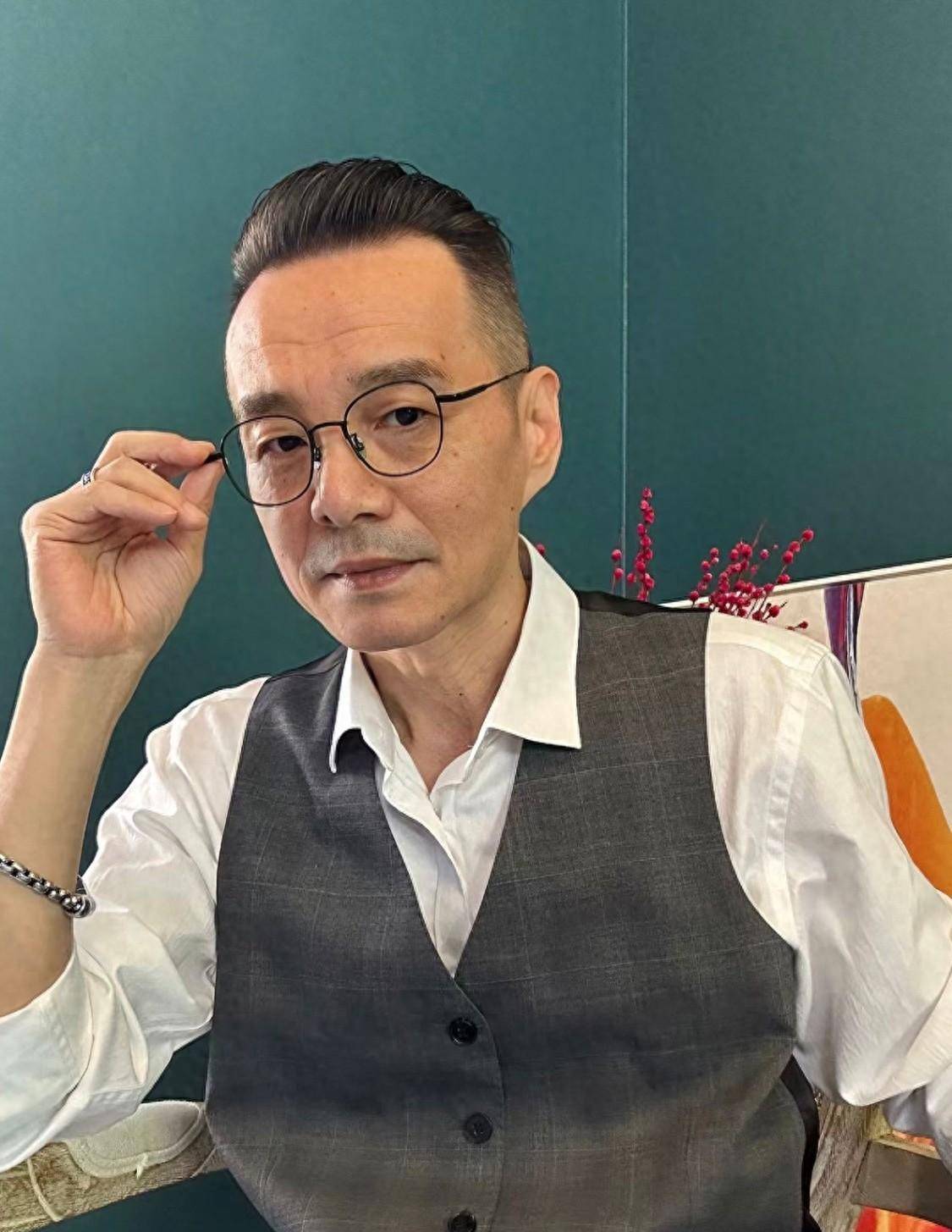 60,70岁的男士:尽量把头发留短留长,换成这种更帅气的儒家发_发型