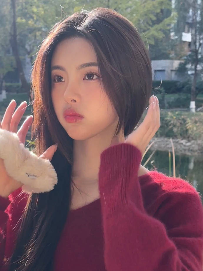 杨超越立冬分享美照,嘟嘴卖萌宛如初恋,小露香肩显性感_美得_显得