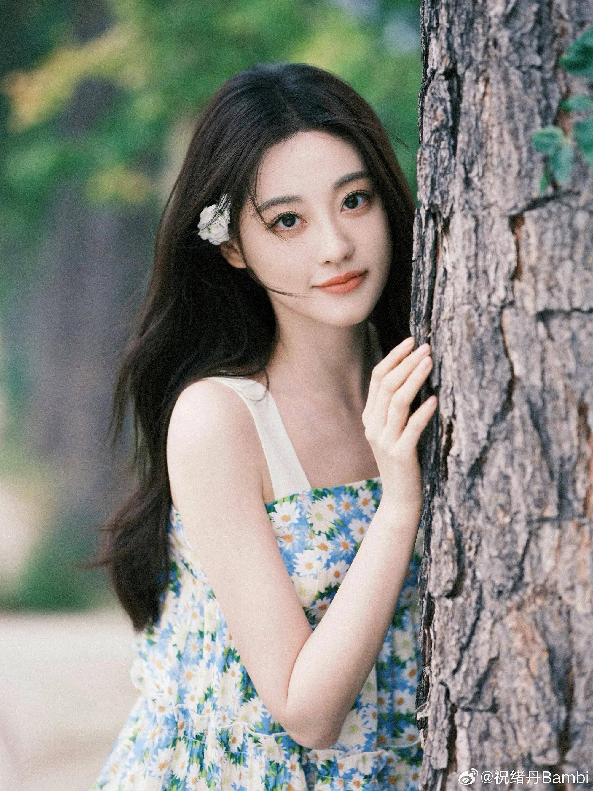 祝绪丹晒夏日清新唯美写真 穿碎花吊带裙漫步林间 娇俏灵动 元气满满