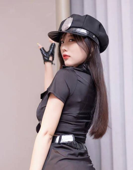 杨晨晨穿搭曝光:穿黑色露肩上衣和裤子尽显奢华感_时尚_风格_人们