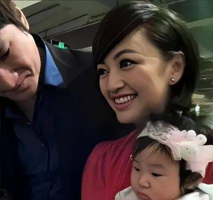 她37岁嫁给华谊总裁,手握半个娱乐圈,现在一家四口挺幸福_罗海琼_费麒