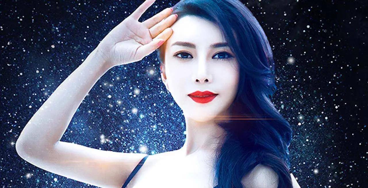 龚玥菲靠着这些名头火了一把,她出席各种活动,甚至还举办了个人演唱会