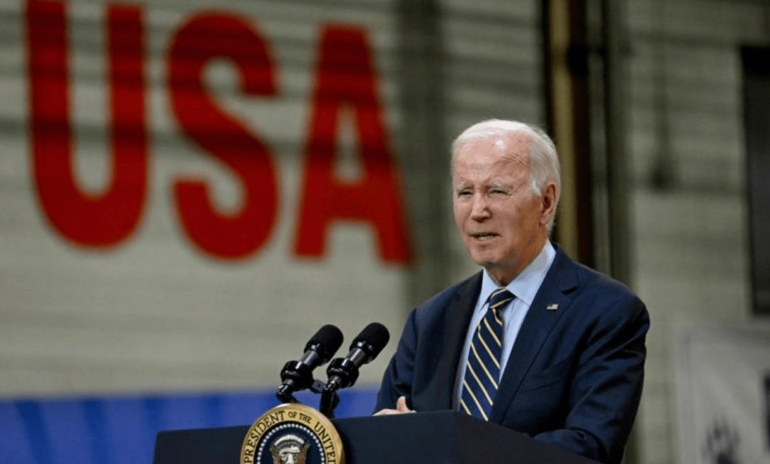 近日美媒披露了拜登与特朗普的最新民调,结果显示,在6个摇摆州中,拜登