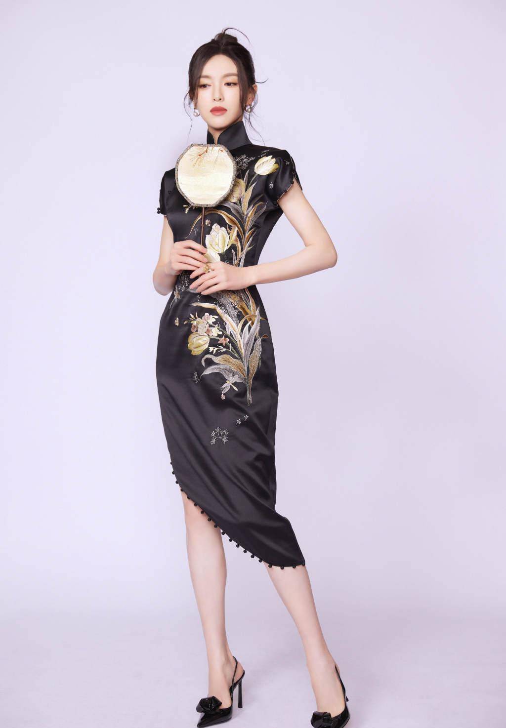 39岁的唐嫣太美了!黑色旗袍配金色印花,身材性感,女人味十足!