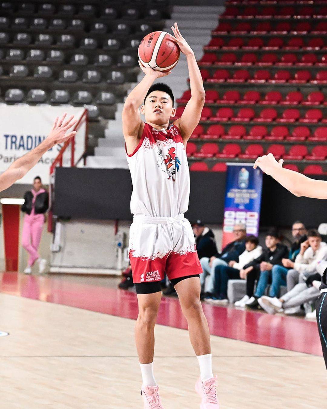 18岁中国小将打欧洲杯拿12分,投篮6中3,在意大利