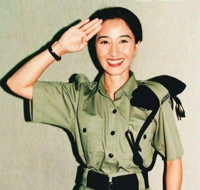 加入tvb后,她凭借《陀枪师姐》成为tvb的当家花旦之一.