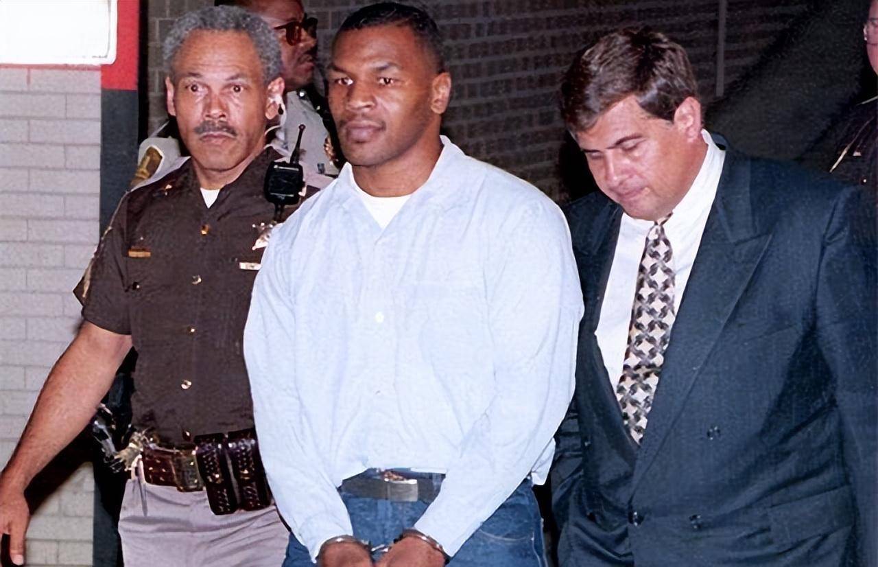 1992年拳王泰森入狱,和300斤女狱警趁天黑约会,出狱后一脚踢开_王者