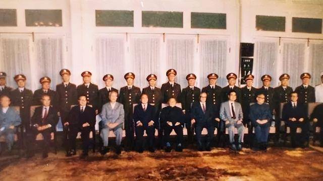 1988年授衔,上将敬礼秦基伟,秦:你坐下来吧_向守志_仪式_将领
