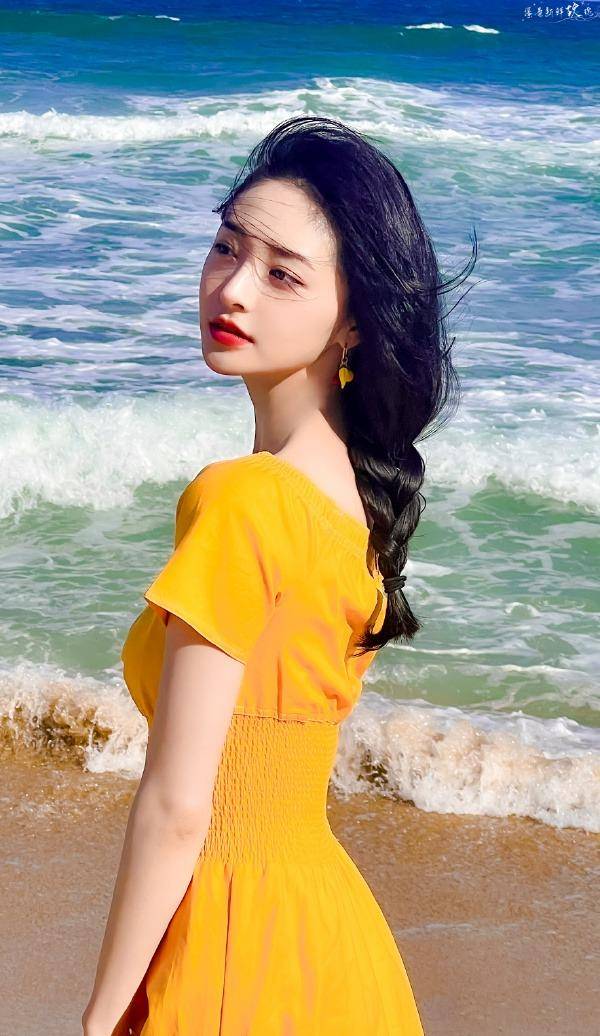 周洁琼穿一字肩晒海边游玩照,露出紧致锁骨,皮肤白皙细腻太诱人