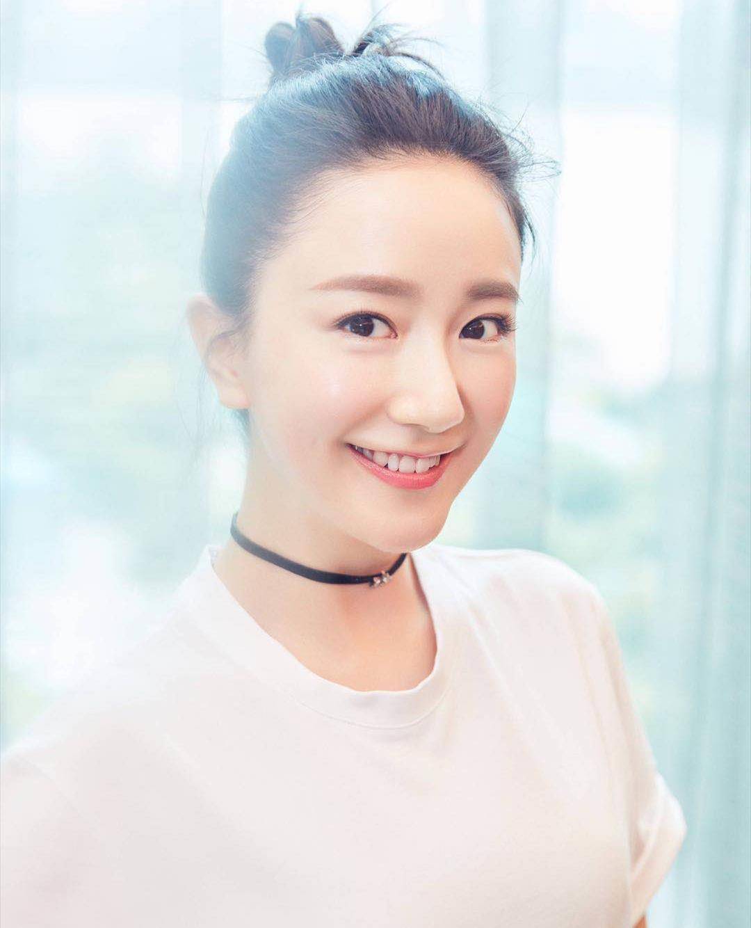 这两年,李倩保持着一定的工作频率,挑战人设复杂的时尚女角色,可以