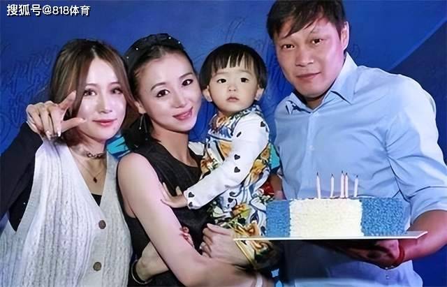 范志毅庆祝54岁生日,与36岁娇妻一同许愿,25岁女儿懂