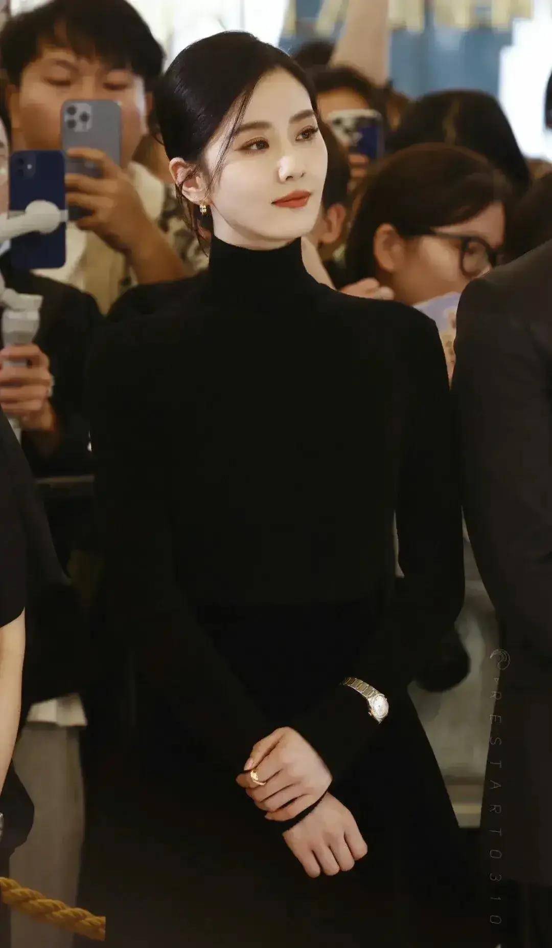 刘诗诗出席商务活动,身穿黑天鹅长裙,引来热议,真的很漂亮_身材