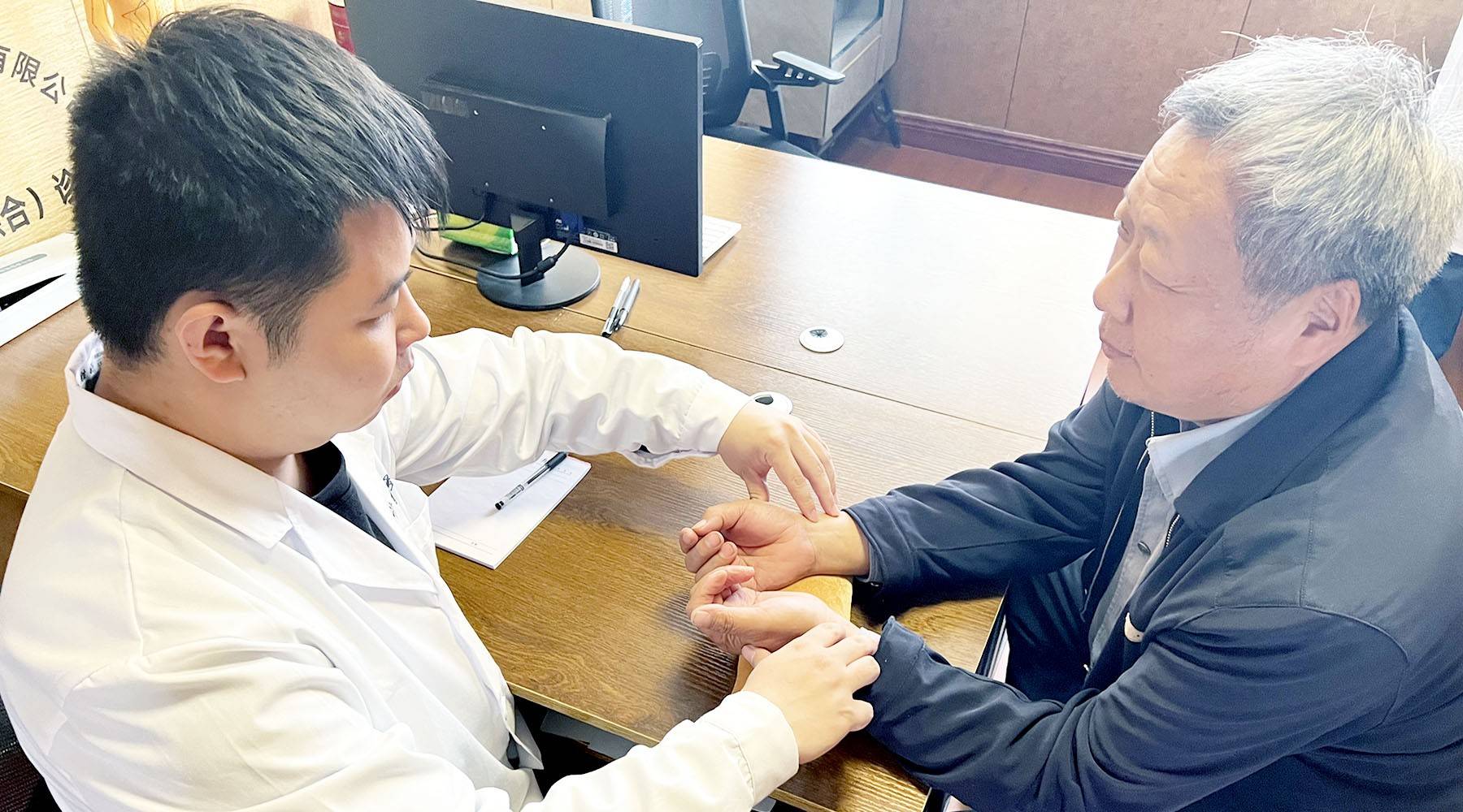 光绪医圣堂御医传承人陈家旭为患者双手把脉1.