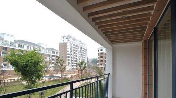 所以它的承重能力是非常的差,但是凹阳台在改造的时候是盖在了房子的