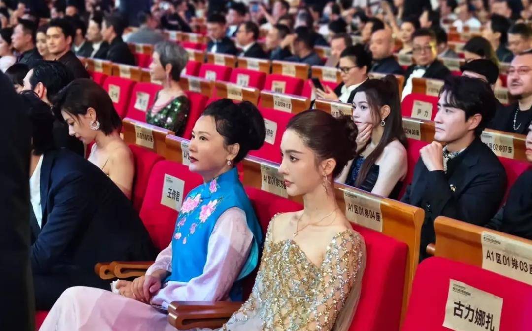 只拍照但不参与的王一博王一博入选了今年的星海,但他没有参加为期