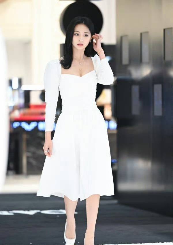 全球最美面孔的周子瑜白色长裙参加活动,身材曼妙,肌肤白皙细腻