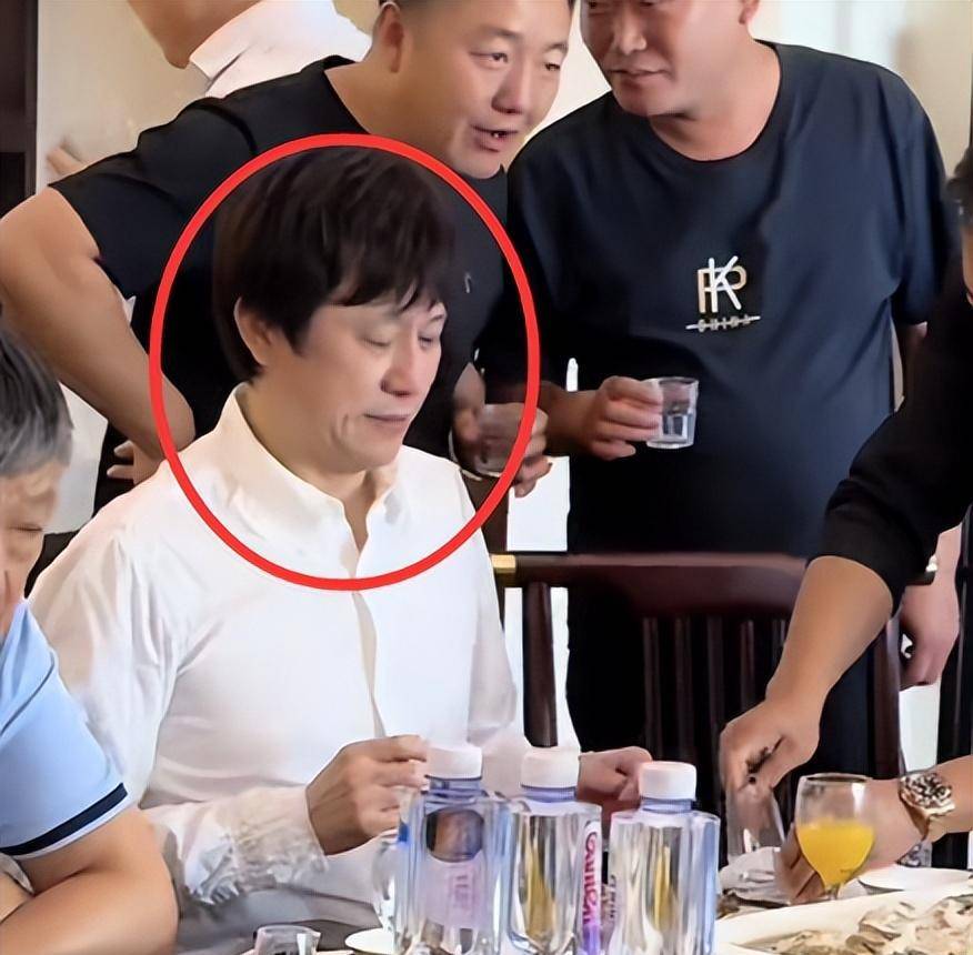 55岁解晓东近况流出,与阎维文朱时茂聚餐,喝12元饮料引热议_章子怡