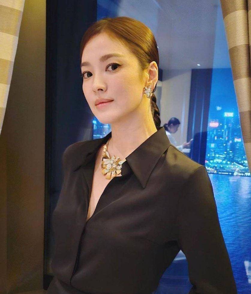宋慧乔一袭黑裙,气质优雅,脸上饰有珠宝_造型_黑色_女性