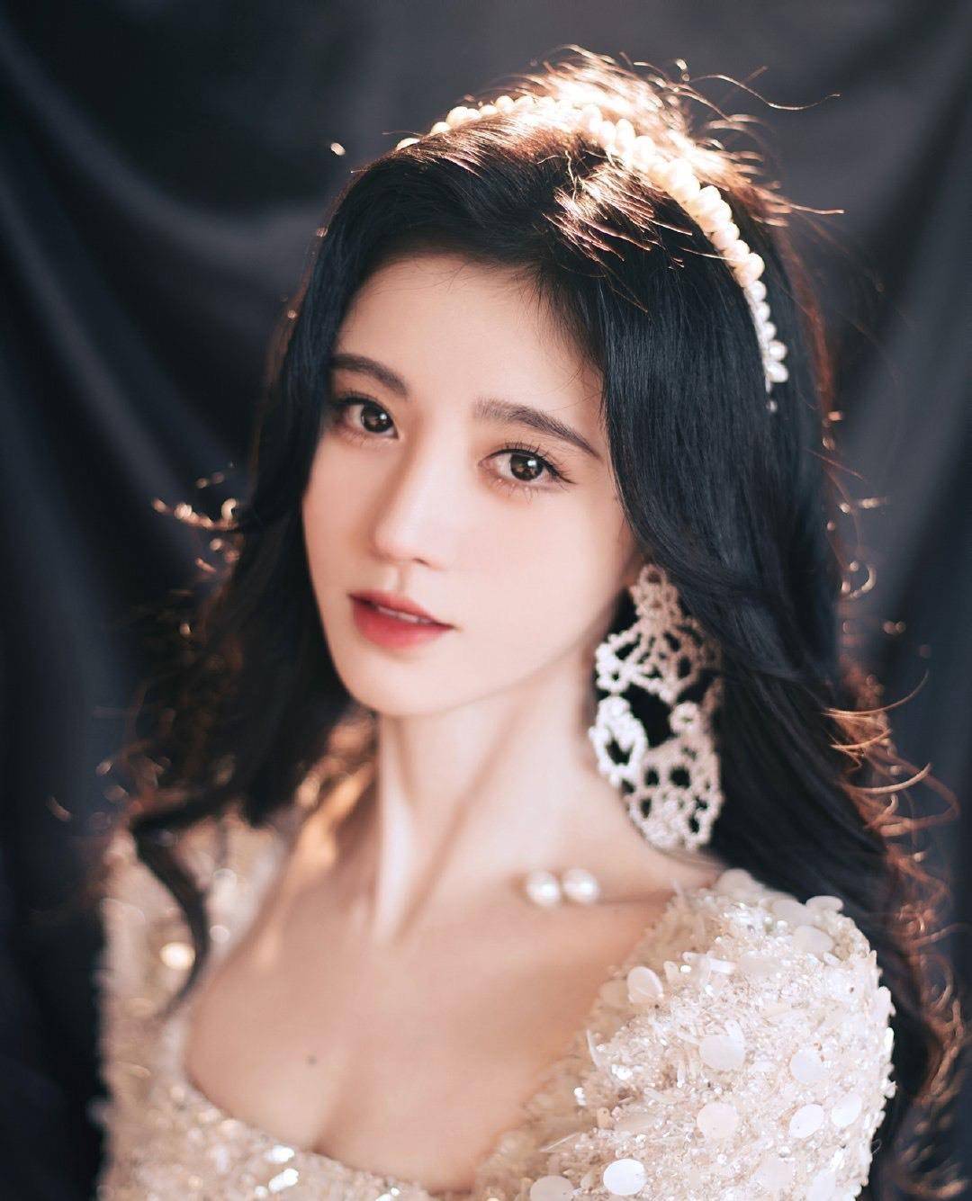 号称穿全球唯一定制礼服,不又遭网友打假_品牌_秦岚_衣服