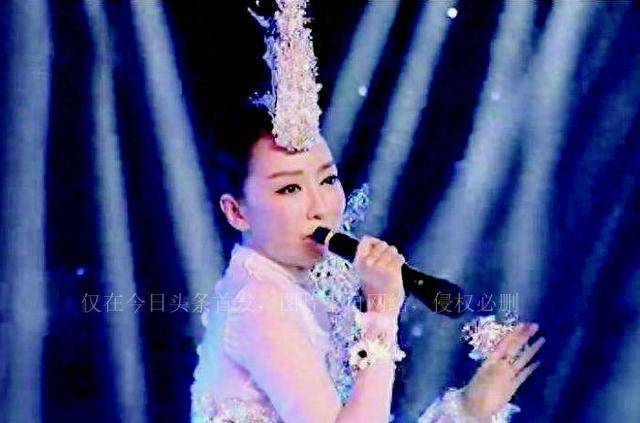 "反拿话筒"假唱事件后,跌落神坛的萨顶顶去哪了!
