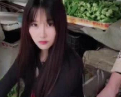 抖音“卖菜西施”火了，她冲镜头撒娇那刻，网友：菜市场要爆满(图2)