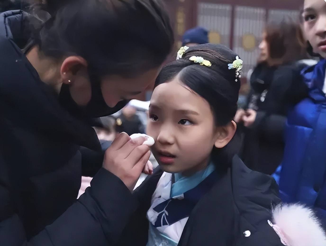 义务教育不读了倒贴钱也要进组,横店万千童漂现状:幻想一夜爆红_孩子