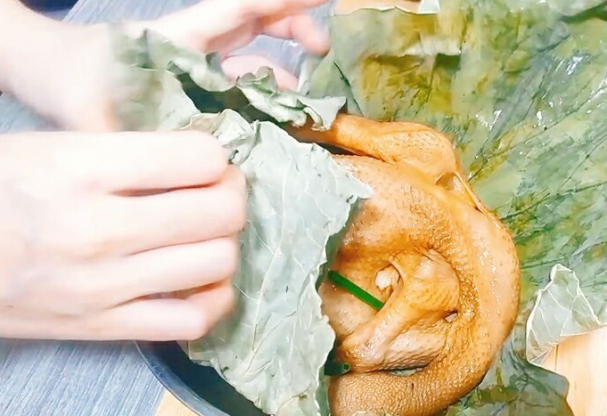 鸡肉别炒着吃了,试试荷叶包鸡的做法,解馋又美味,做法简单_酱汁_姜片