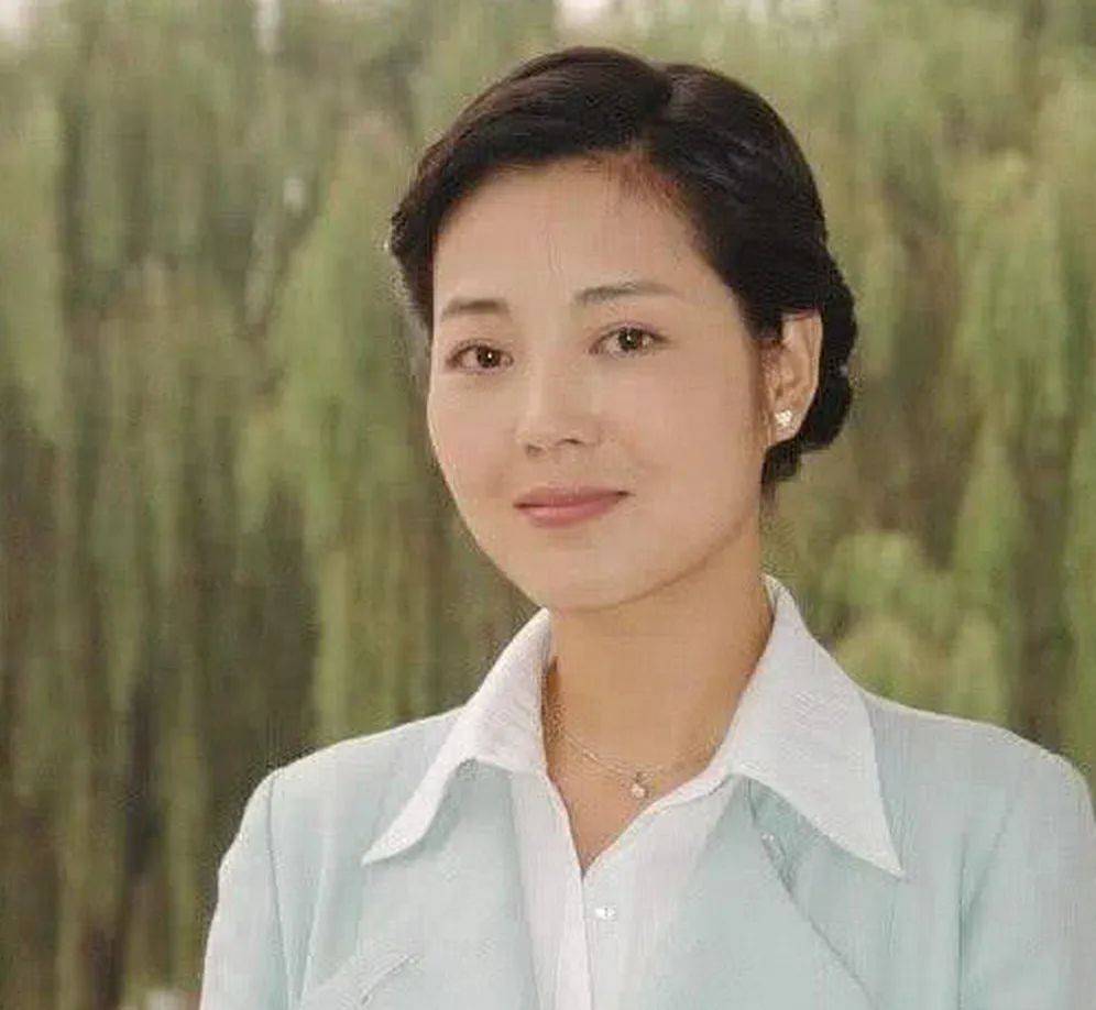 她出演的《当家女人》,《镇长》等乡村剧,获得了很多观众的喜爱.