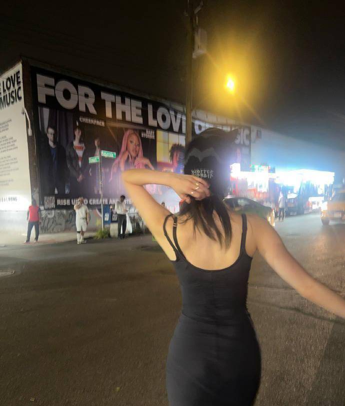 女演员欧阳娜娜分享了她的日常照片,戴背带秀好身材