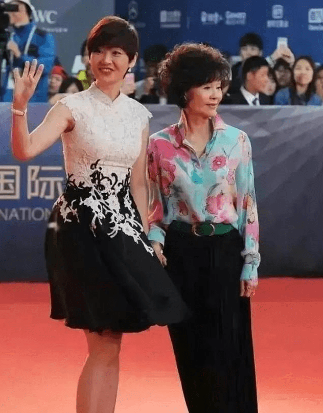 徐帆牵手归亚蕾走红毯,23岁的年龄差却被衣服弥补了,像同龄人!