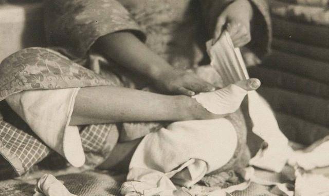 把她的脚趾使劲向脚底弯曲,然后用布条紧紧地裹住,朱安非常痛苦,拼命