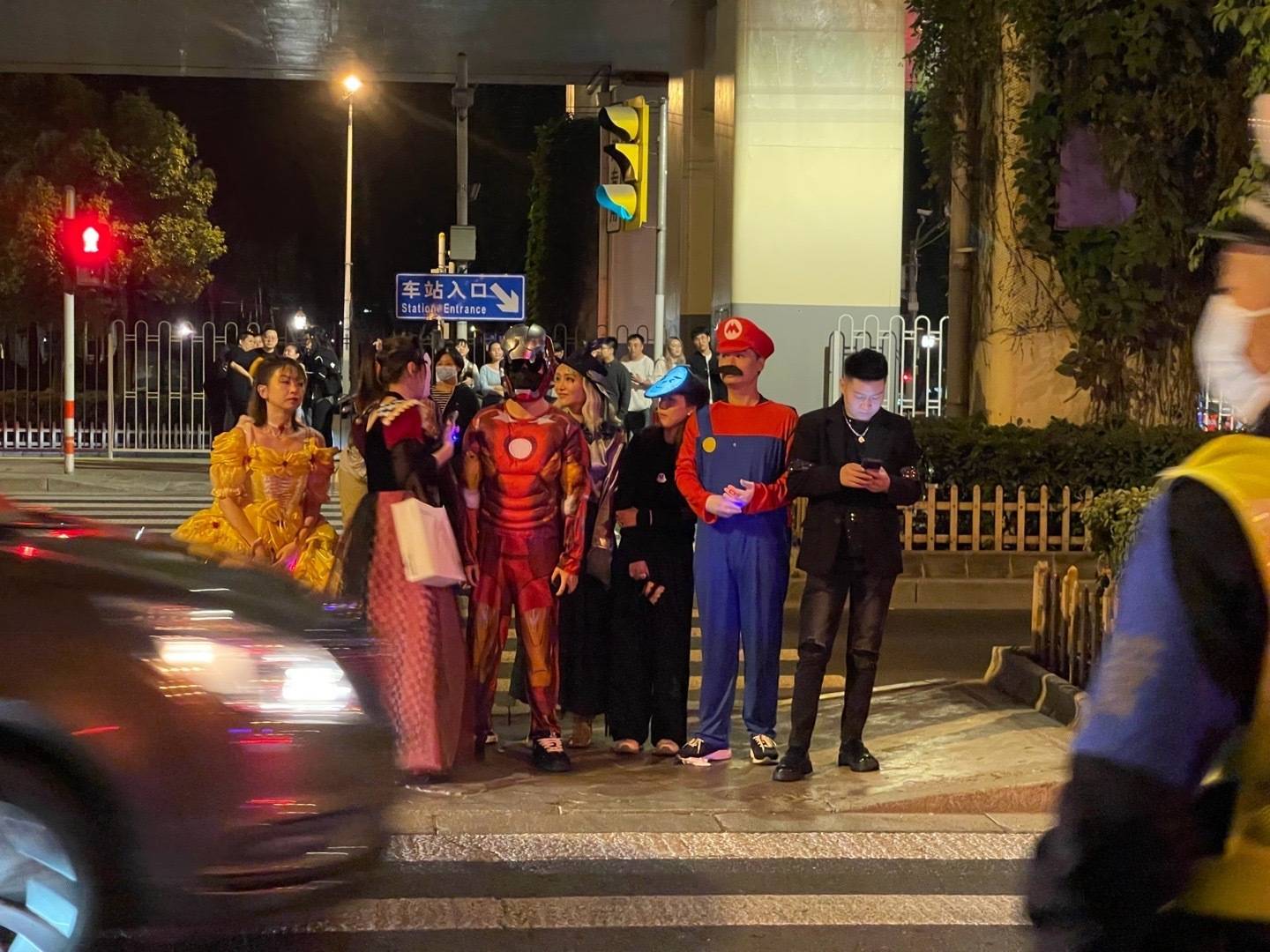 薛之谦与高磊鑫甜蜜现身万圣节派对,钢铁侠造型抢尽风头!