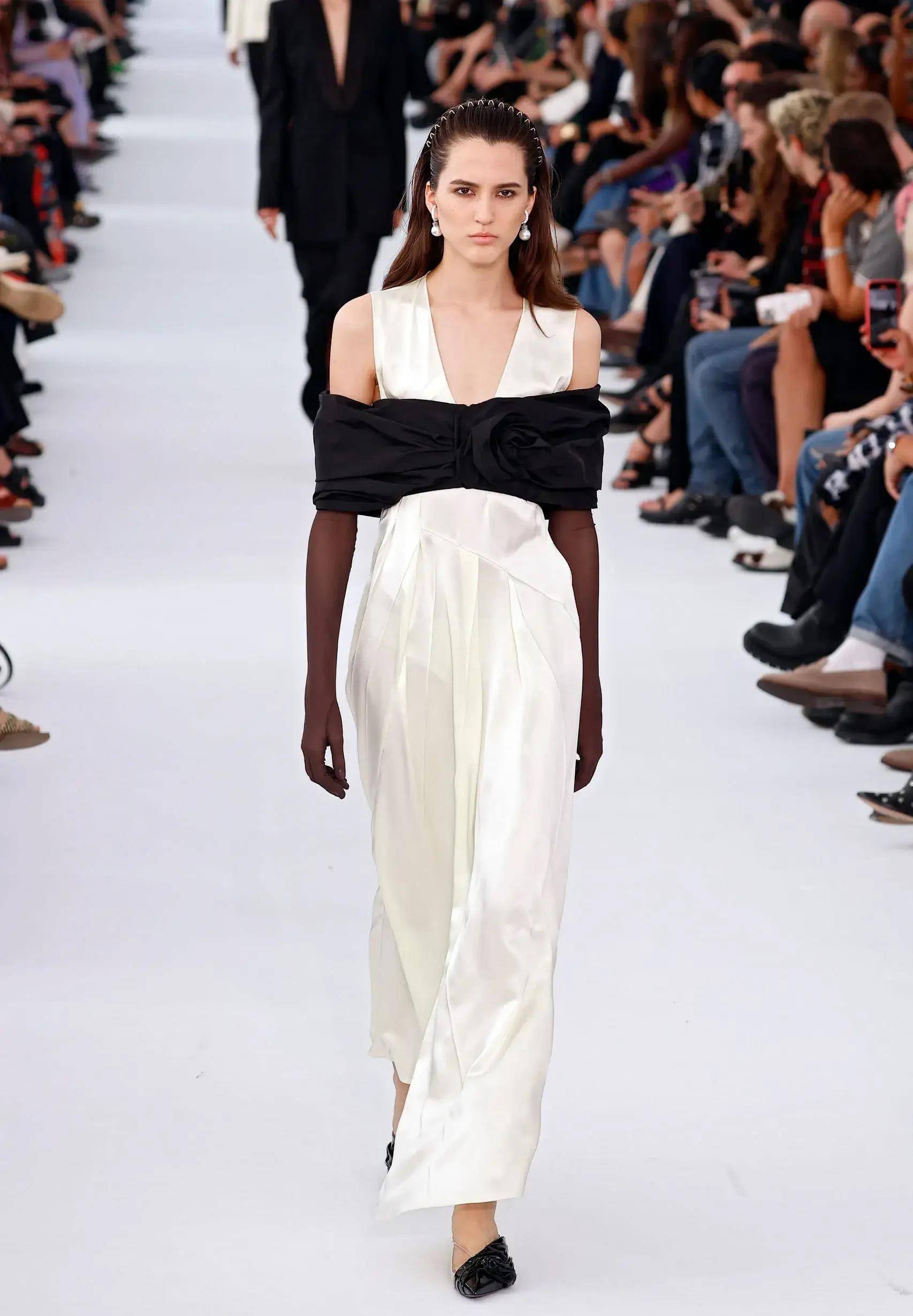 纪梵希 (givenchy) 2024春夏女装奢华秀:惊艳亮相!_女性_时尚_连衣裙