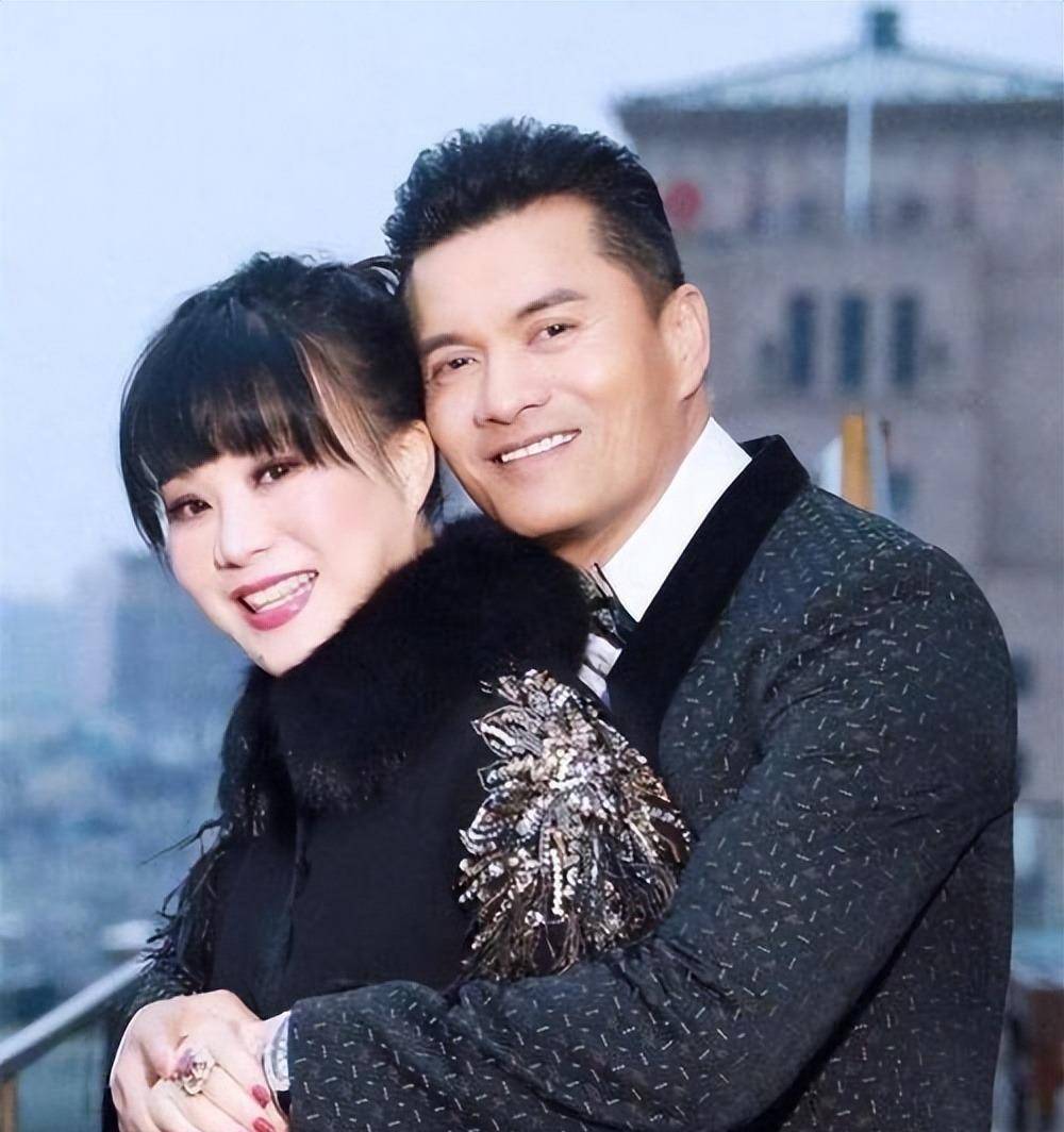 吕良伟:和周海媚,邝美云有过一段情,3婚娶女富商,56岁才当爸_祖父母