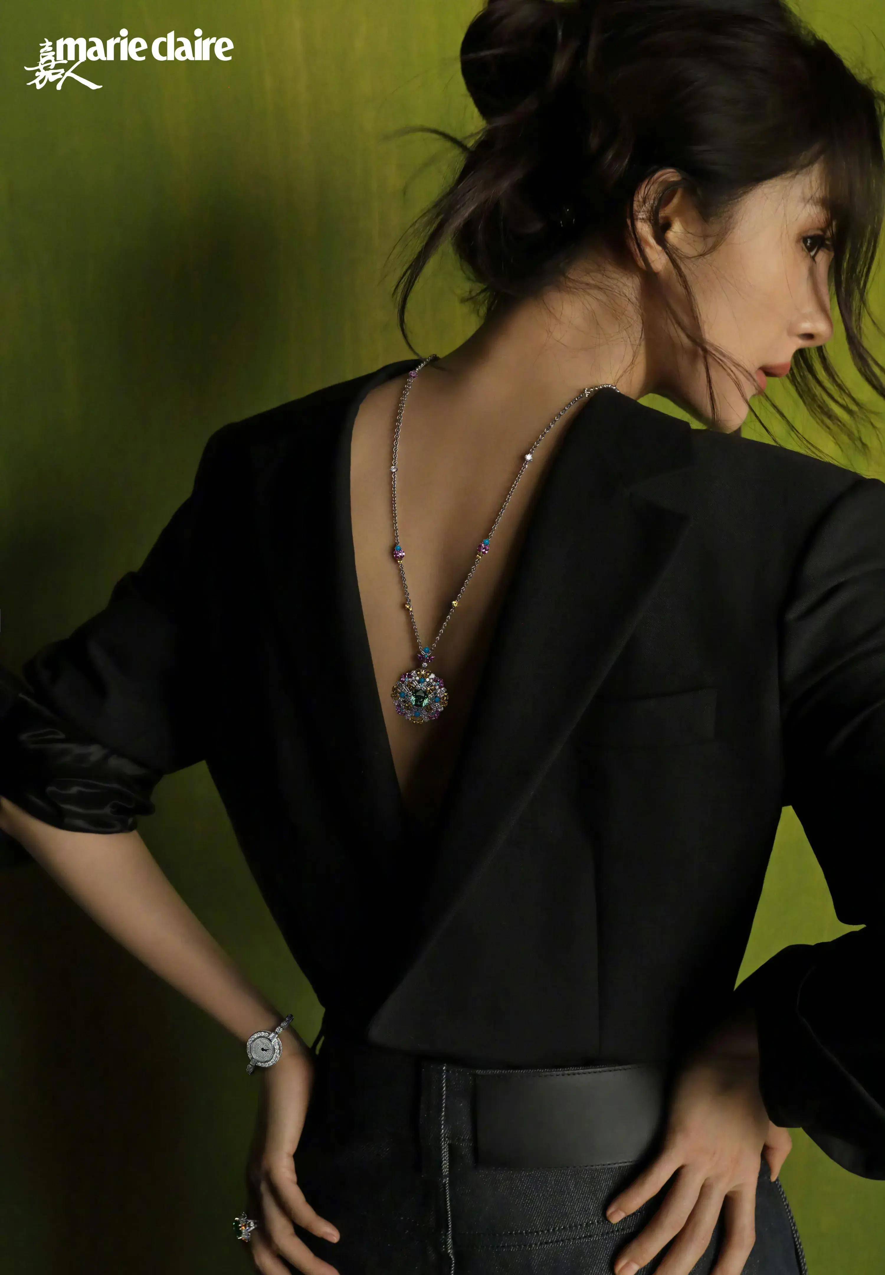 杨幂登上《嘉人》十一月号封面,四套奢华服装秀出美肩美腿,好高级