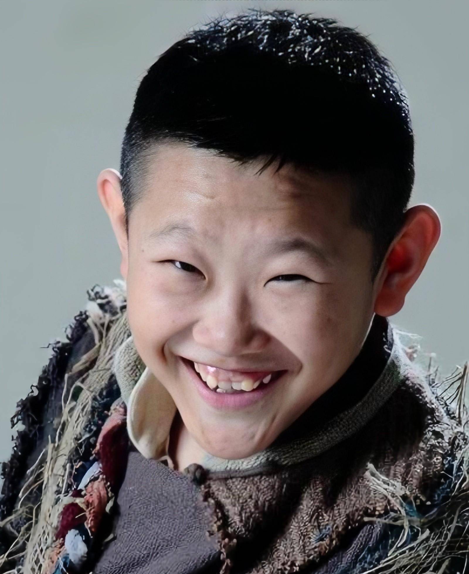 饰演演员的侯翔,演技不俗,外貌独特,让人第一眼就难以忘怀.