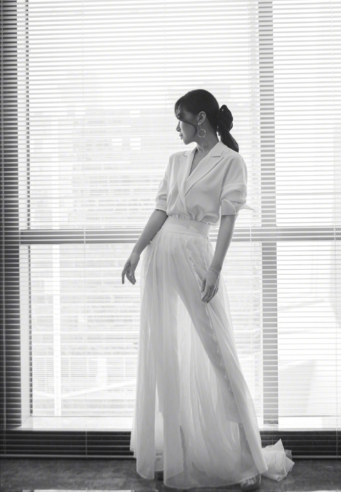 陈紫函和小九岁老公合体,白抹身材裙秀火辣身材,鲜肉老公帅气儒雅