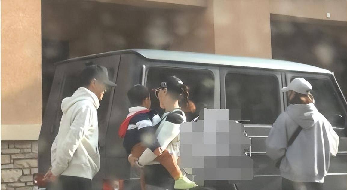 于小伟与高圆圆分手11年,他娶平凡女子翻红,她嫁小男子高龄产女_因为