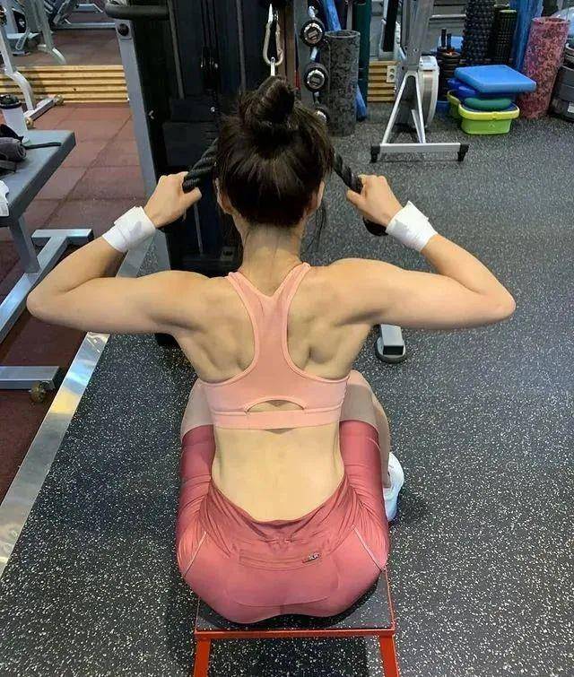 拥有甜美面容,却靠打戏出名,国外男人害怕的"金刚芭比"李诗英_欧尼