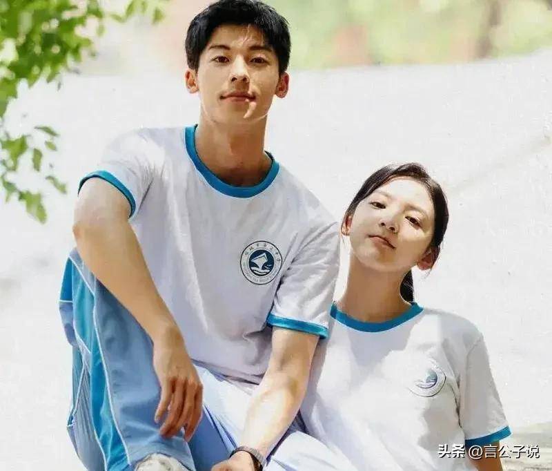 章若楠也开始在爱情类电影中出演主角,她主演的《你的婚礼》这部电影