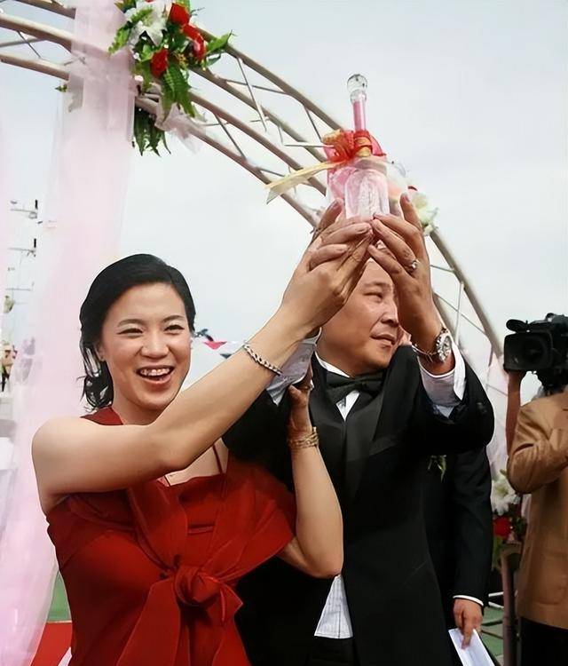 婚后47天被查出癌症,富豪丈夫举动感人_郭斌_婚礼_刘国梁