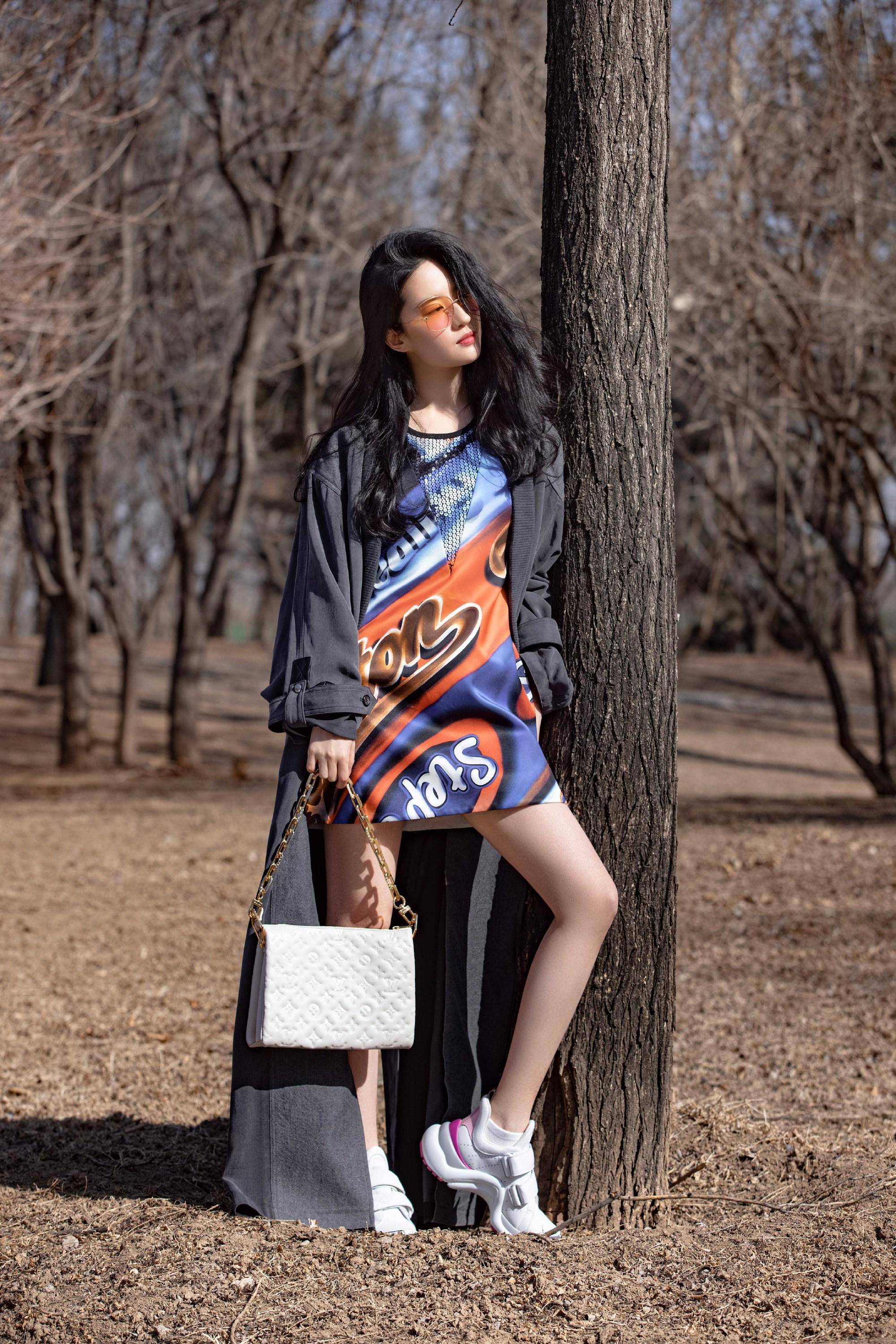 刘亦菲和自己策划牌合影,神仙气质渐蜕变,春季外套时尚时尚_路易威登