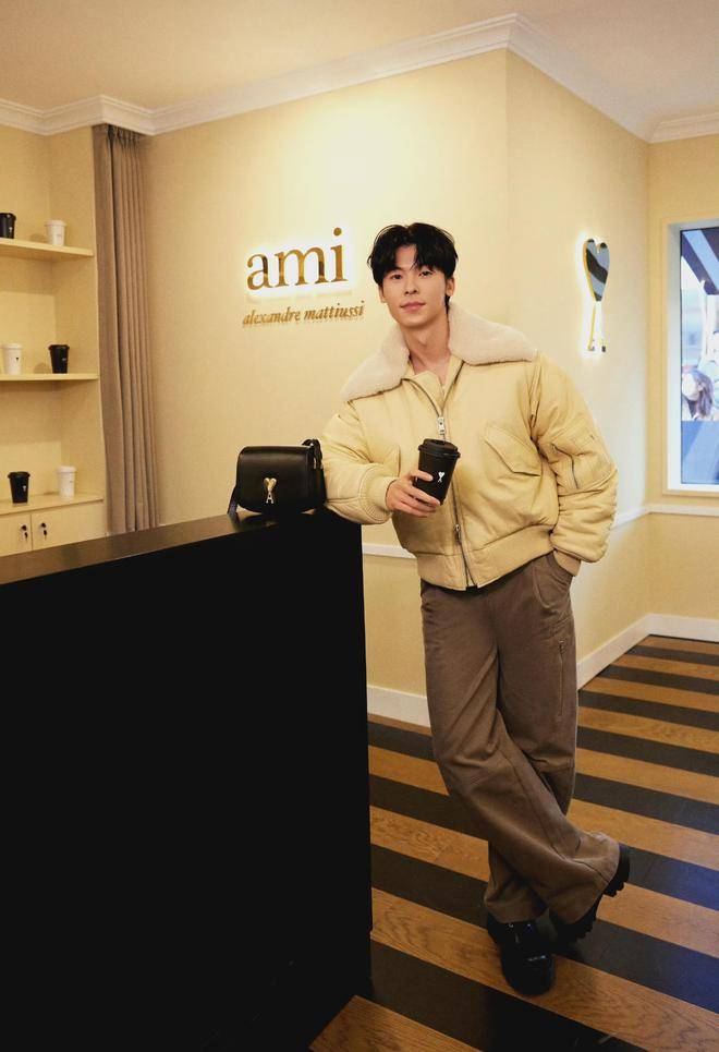 许光汉亮相线下活动,时尚穿搭引爆热议,展现独特魅力!_风格_个性_态度