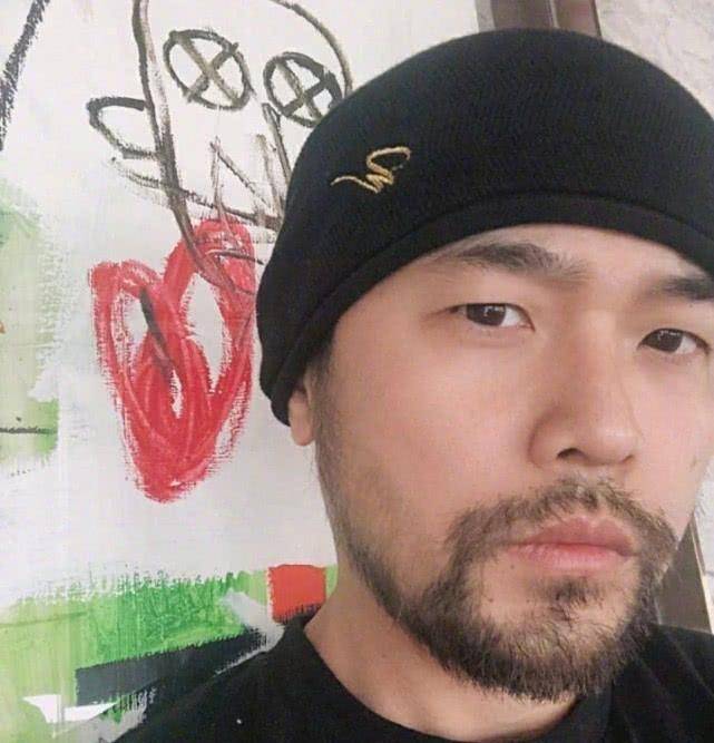 周杰伦化身心机boy,与刘耕宏拍照却借位秀肌肉以假乱真 网友:幼稚鬼