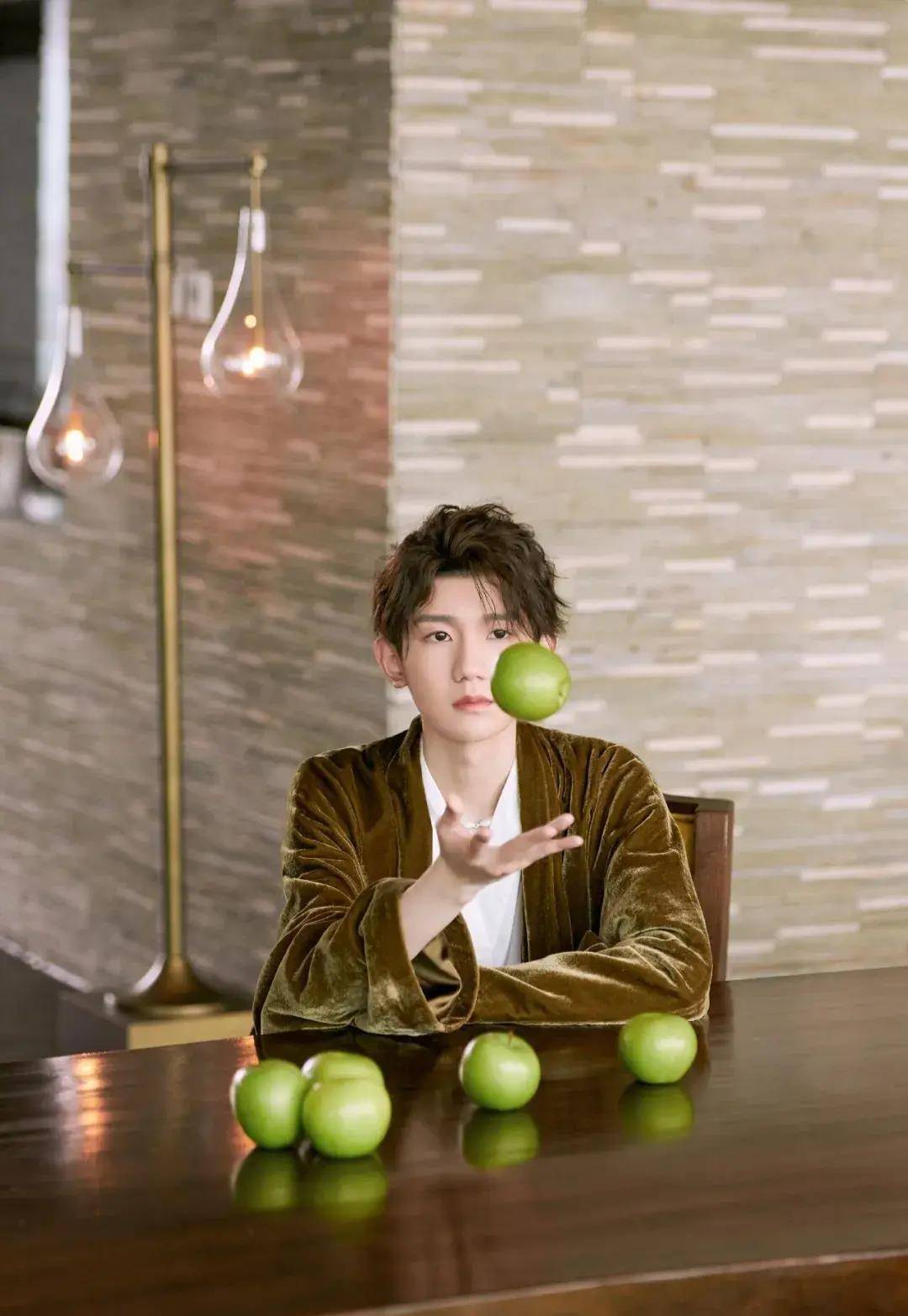 王源这一期依旧是负责介绍歌手的嘉宾.