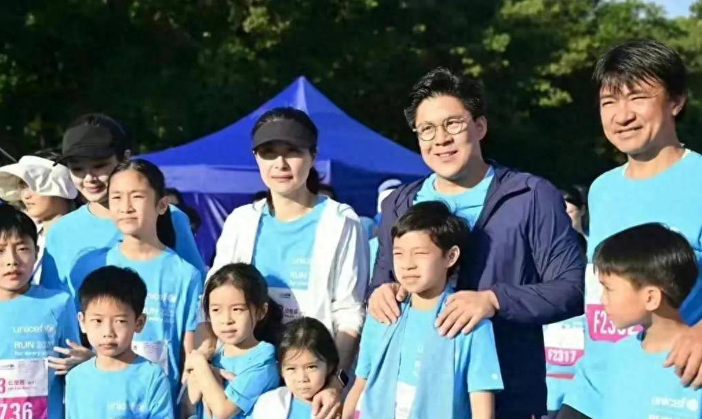 原创郭晶晶一家五口参加长跑比赛4岁霍中怡对着镜头眨眼好可爱