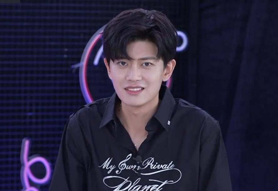 任嘉伦扫楼时想给自己改名,听到新的名字后:还不如叫"国超"_张钧甯