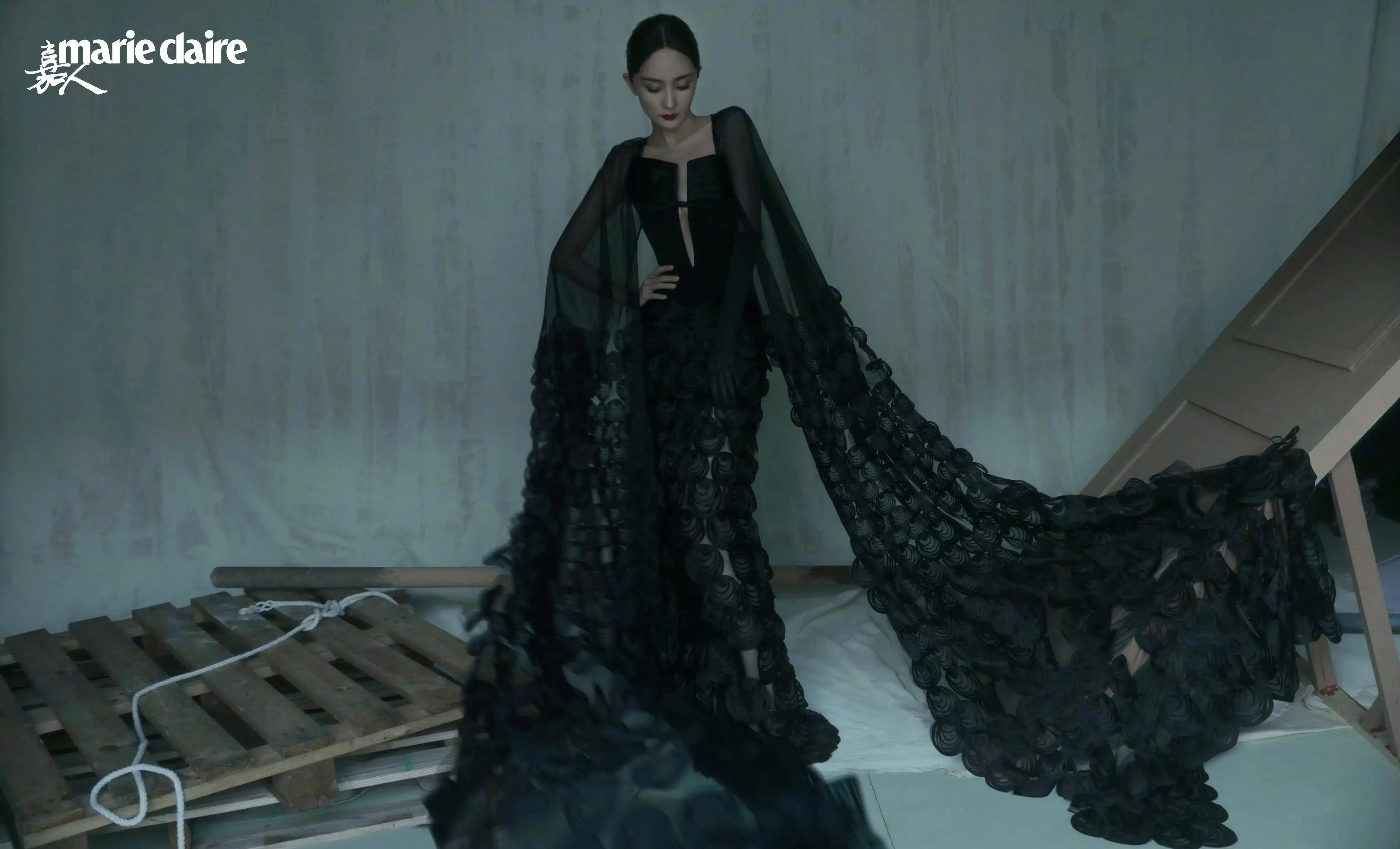 杨幂登上《嘉人》十一月号封面,高定四套秀肩美腿,太有档次了_黑色