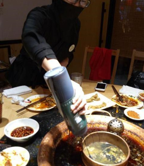 火锅店证明自己没有用地沟油，客人吃完后倒黑水，懂套路的人笑了(图8)