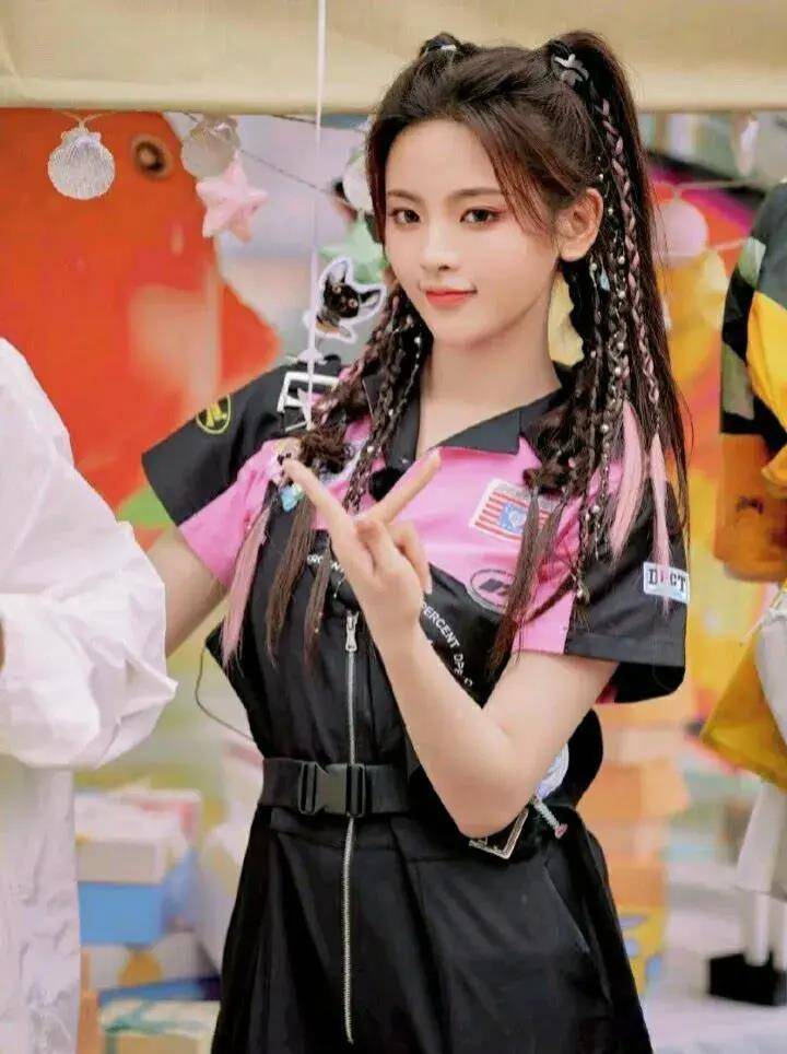 杨家四姐妹大小姐杨幂,二小姐杨颖,三小姐杨紫,小小姐杨超越_美人